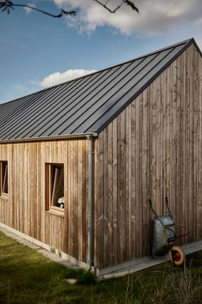 Roen sænker sig under ståltag på idyllisk naturgrund, Fischerstraße 11d, 14778 Päwesin, Tyskland